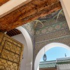 Madrasa Al Attarine dettagli del portone con battenti in bronzo cesellato e cortile con colonne di alabastro