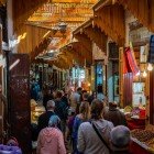 Mercato e Souk tipici nella Medina di della città Fes in Marocco