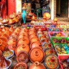 Mercato della Medina di Fes, pentole di terracotta e gres per piatti tipici come tajine e couscous