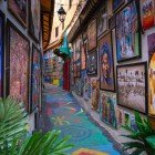 Bellissime rappresentazioni artistiche in una stradina della Medina di Fes