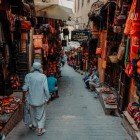 Tipici negozi arabi nelle stradine della Medina di Fes in Marocco