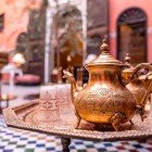 Tradizionale teiera di rame decorata con bicchieri sul tavolo  di un locale nella Medina di Fes in Marocco