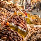 Vendita di fichi e datteri in un tipico Souk nelle Medina di Fes in Marocco