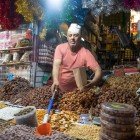 Venditore di frutta secca nella Città di Beni Mellal in Marocco