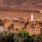 Villaggio marocchino con case di mattoni di fango nelle montagne del Medio Atlante