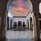 Palazzo Bahia in risalto le tradizionali piastrelle arabe e la fontana a Marrakesh in Marocco