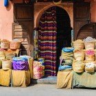 Spezie colorate in un negozio locale nella Medina di Marrakesh, Marocco