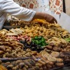 Dolci tipici marocchini sul banco di una pasticceria tradizionale nella piazza Jamaa el Fna a Marrakech in Marocco