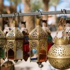 Lanterne artigianali tipiche marocchine in ferro battuto e vetro in vendita nei Souk della Medina di Marrakech