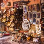 Lvorazione artigianale dei metalli in vendita nei Souk di Marrakech in Marocco