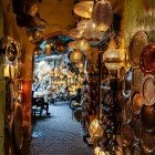 Medina di Marrakech shopping tra le strette stradine Souk di artigianato lcoale in rame e ferro battuto