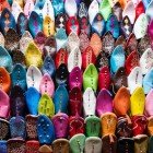 Souk nella Medina di Marrakech, vendita di scarpe tipiche artigianali marrocchine