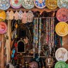 Souk tipico marrocchino con vendita di oggetti artigianali locali nella Medina di Marrakesh