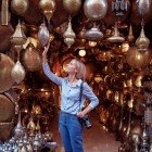 Souvenir artigianali in vendita in un Souk della Medina di Marrakech in Marocco