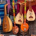 Strumenti musicali artigianali in vendita nei Souk della Medina di Marrakech in Marocco