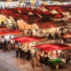 Tipiche bancarelle marocchine su Piazza  Djemaa El Fna a Marrakech in Marocco