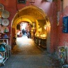 Stradina tipica della Medina di Marrakech in Marocco con Souk di prodotti artigianali e souvenir locali