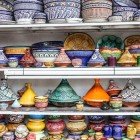 Utensili da cucina con il classico tajine tipico marrocchino in vendita nei Souk della Medina di Marrakech