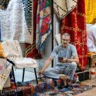 Venditori di tappeti nei Souk della Medina di Marrakech