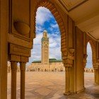 Dettaglio dei portici con affaccio sulla piazza della MMoschea Hassan II di Casablanca in Marocco