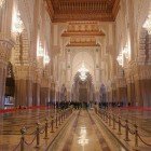 Dettaglio dei portici con affaccio sulla piazza della MMoschea Hassan II di Casablanca in Marocco