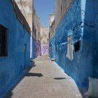 Medina di Casablanca, una stretta stradina con i colori predominanti del Marocco 