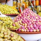 Olive tipiche marocchine in vendita in un Souk nella vecchia Medina di Casablanca