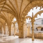 Bellissime volte reticolari nel chiostro del Monastero dos Jerónimos, nel quartiere di Belém a Lisbona, Portogallo