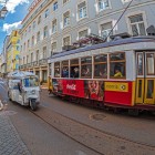 Caratteristico tram d'epoca nelle vie di Lisbona