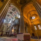 Bellissimi interni a tre navate della Cattedrale di Santa Maria Maggiore a Lisbona