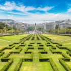 Il Parco Edoardo VII occupa un'area di 25 ettari nel centro di Lisbona, a nord dell'Avenida da Liberdade e della Praça Marquês de Pomba