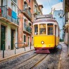 Tram d'epoca tipici portoghesi nell'antico quartiere di Alfama a Lisbona