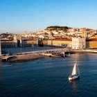 Vista sul fiume Tago dalla Piazza Praça do Comércio di Lisbona