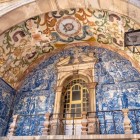 Dettagli dell'ingesso di Porta Da Vill, in risalto la passione di Cristo raffigurata con gli Azulejos bellissime mattonelle-tipiche portoghesi