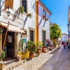 Negozi di souvenir, cioccolato, liquori e altri prodotti tipici per le strade della città medievale di Óbidos