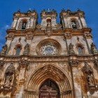 La spettacolare facciata del Monastero di Alcobaça fondato nel 1153 in stile tardo gotico portoghese noto come "stile manuelino" uno dei primi edifici portoghesi legati all'ordine Cistercense