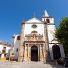 Igreja de Santa Maria, chiesa medioevale con un portale rinascimentale nella città Óbidos in Portogallo