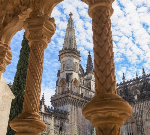 Veduta del Monastero di Santa Maria della Vittoria dalla piazza antistante a Batalha in Portogallo