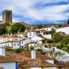 Dettagli del centro storico di Óbidos con  le tipiche case bianche di epoca medioevale