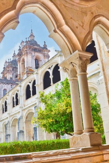 Veduta del Monastero di Alcobaça da uno dei spettacolari archi gotici del suo interno