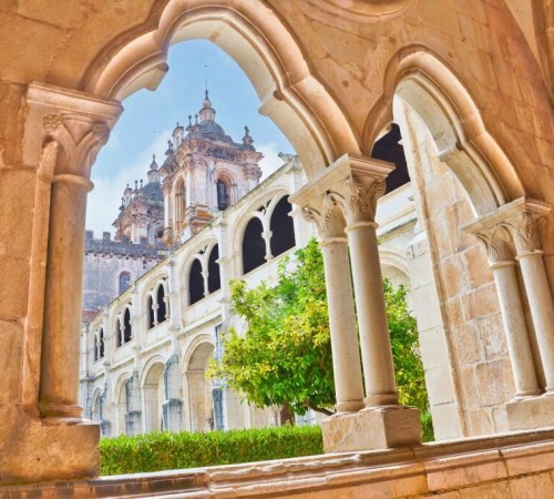 Veduta del Monastero di Alcobaça da uno dei spettacolari archi gotici del suo interno