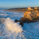 Vista aerea del faro di Nazarè, sul promontorio O Sitio, un gigantesco spuntone di roccia alto 318 metri, in risalto le grandi onde dell'oceano Atlantico