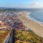 Vista aerea della città di Nazaré e della spiaggia Praia da Nazaré, Portogallo