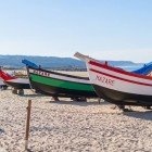 Tpiche imbarcazioni da pesca portoghesi sulla spiaggia di Nazarè