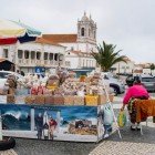 Venditrice ambulante di prodotti tipici sulla piazza diLargo de Nossa Senhora da Nazaré