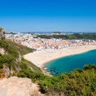 Vista dall'altro della città di Nazarè, dell'oceano e della sua magnifica spiaggia