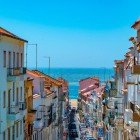 Vista di una belliussima stradina tipica della città di Nazarè in Portogallo