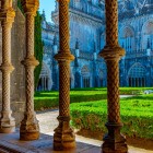 Monastero di Santa Maria della Vittori nella città di Batalha in Portogallo, vista dei portici in stile tardo gotico maunelino e dei giardini