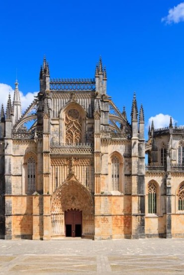 Veduta del Monastero di Santa Maria della Vittoria dalla piazza antistante a Batalha in Portogallo