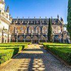 Vista dei magnifici giardini e del Monastero di Santa Maria della Vittoria a Baralha in Portogallo